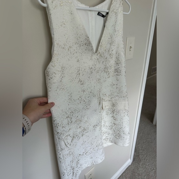🆕🎉ZARA 🆕🎉 pretty white and gold sleeveless top - Picture 2 of 9